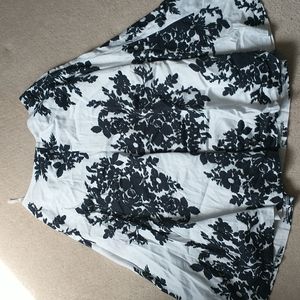 Black and white floral pattern mid leg skirt